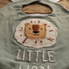 Gemini_Generated_Image_fcsvcjfcsvcjfcsv (1) Babero Little Lion por unidad