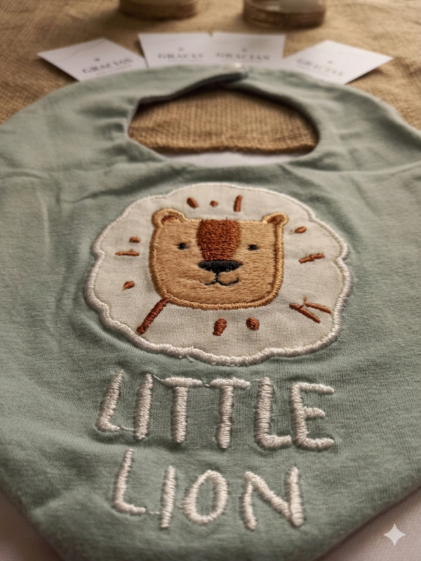 Gemini_Generated_Image_fcsvcjfcsvcjfcsv (1) Babero Little Lion por unidad