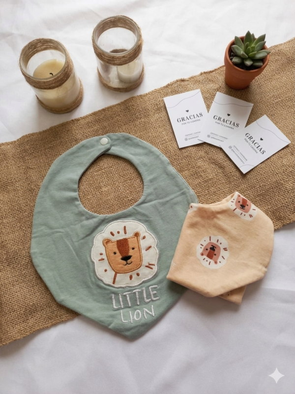Gemini_Generated_Image_fcsvcjfcsvcjfcsv (2) Babero Little Lion por unidad