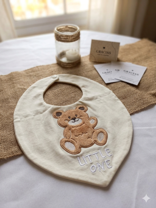 Gemini_Generated_Image_fcsvcjfcsvcjfcsv (3) Babero Little Lion por unidad
