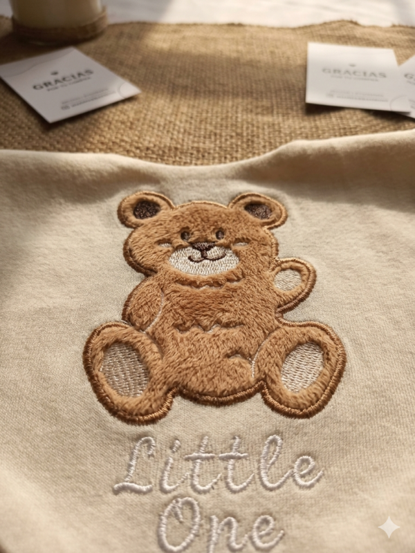 Gemini_Generated_Image_fcsvcjfcsvcjfcsv (4) Babero Little Lion por unidad